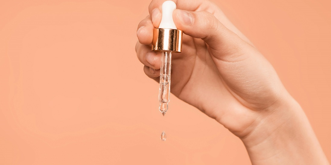 Kapljice seruma iz pipete