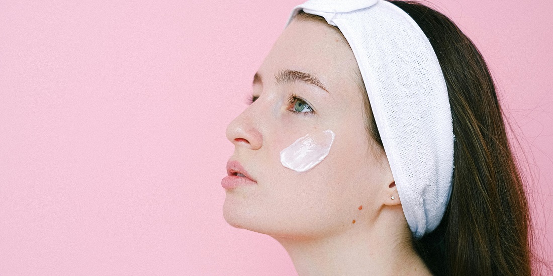 Devojka sa trakom na glavi