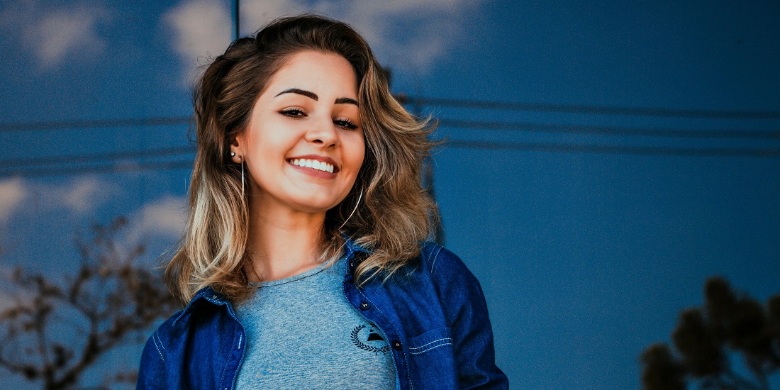 mlada devojka kojoj su potrebni tretmani za nazolabijalne bore zbog prejake mimike