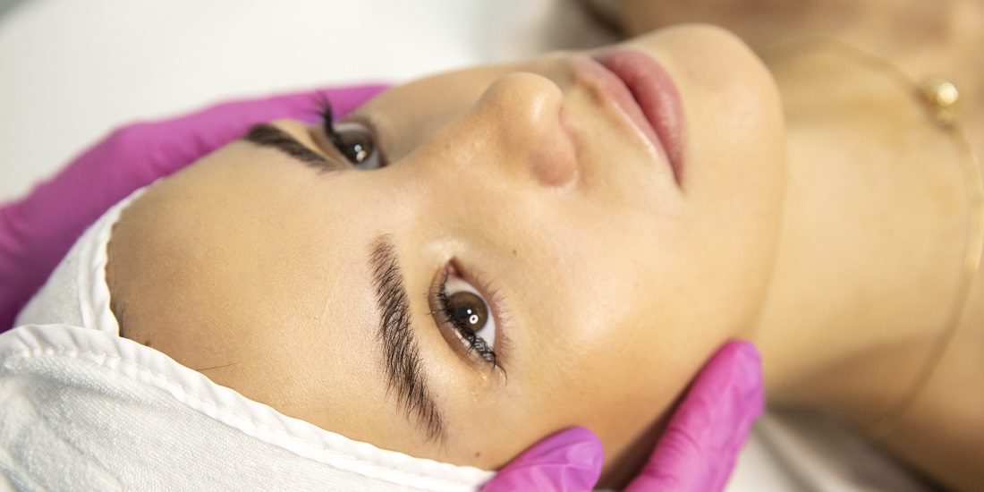 devojka koja je spremna Volnewmer laser tretman 