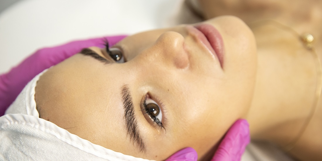 mlada devojka na tretmanu lica