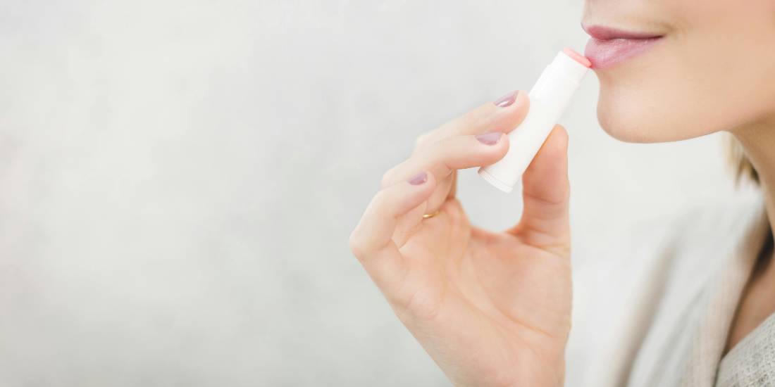 devojka uživa u rezultatima koje donose savremene metode za korekciju oblika usana