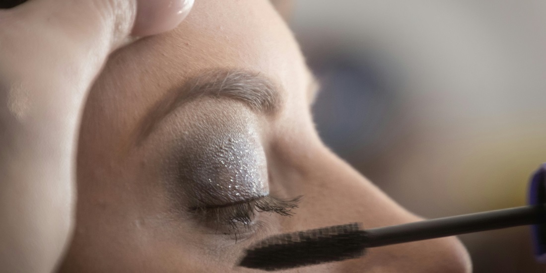 Applying mascara creates a more intense evening look.