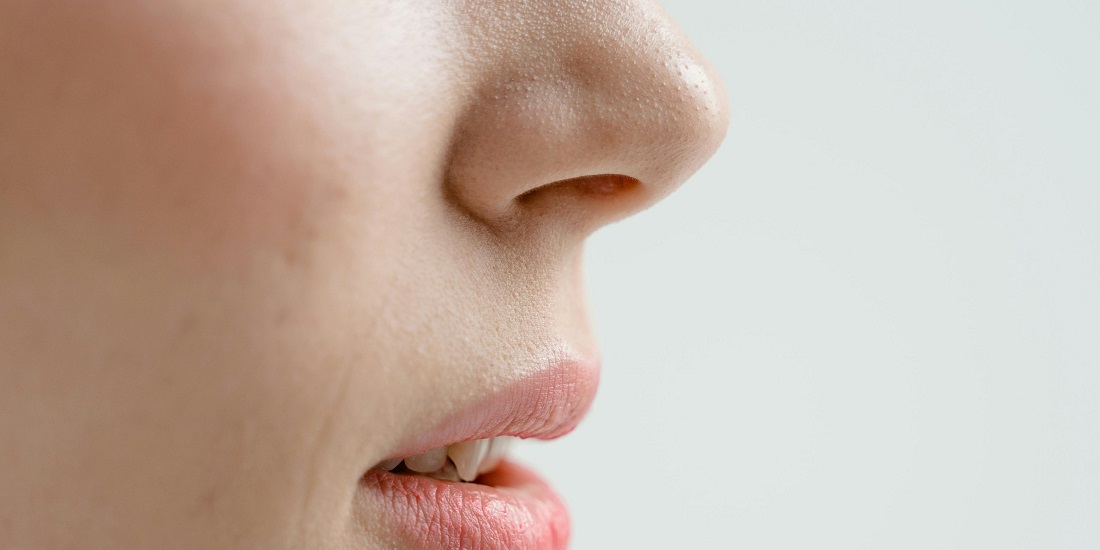 Profil lica sa vidljivim porama na nosu.