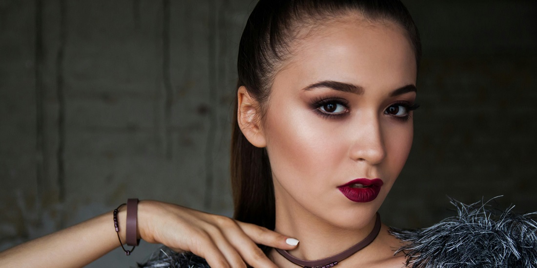 Professional makeup shows how skin hydration affects makeup longevity.