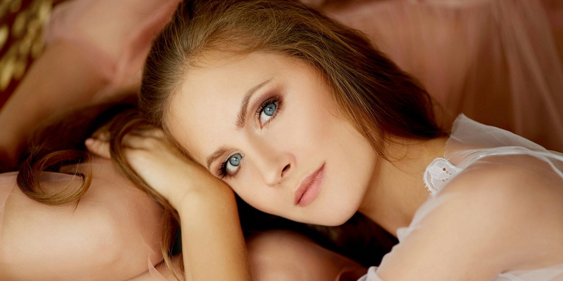 mlada devojka uživa u promenama koje je doneo Volnewmer laser