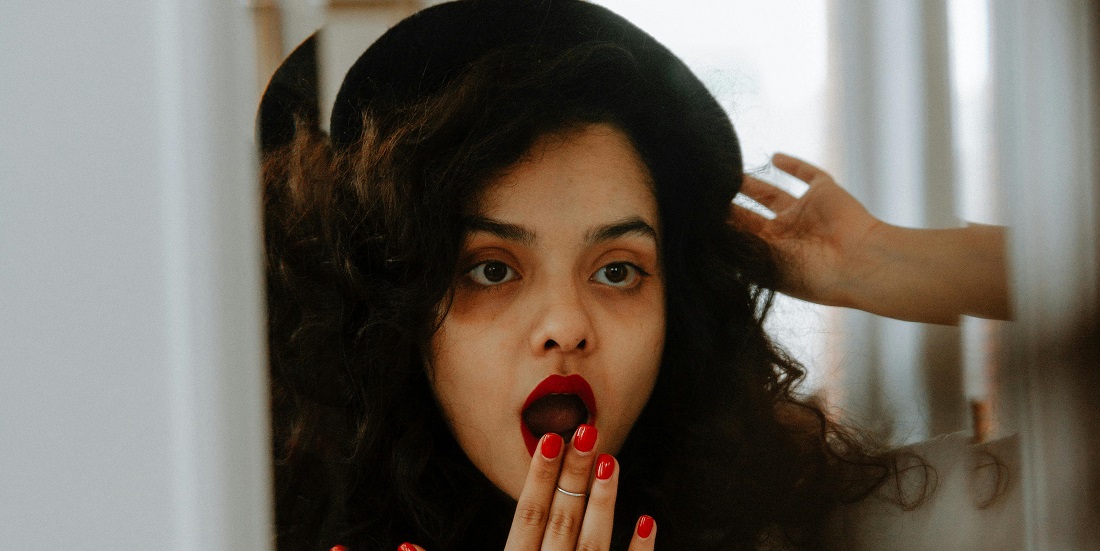 Человек, который сталкивается с симптомами удлинённый небный язычок