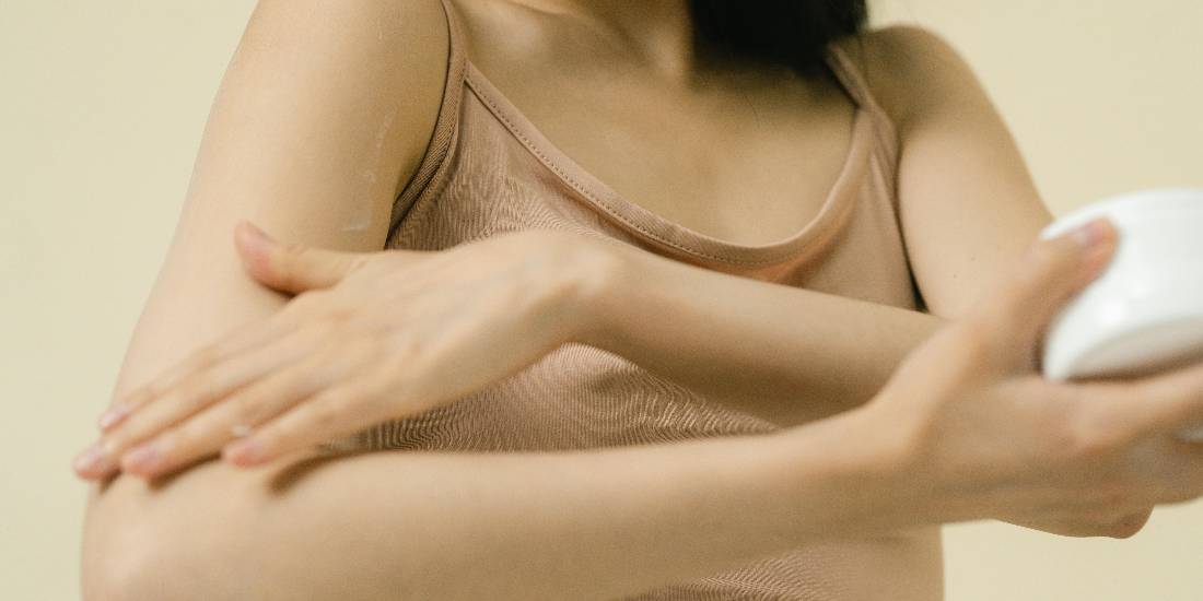 Žena nanosi kremu za uravnoteženu pH vrednost kože