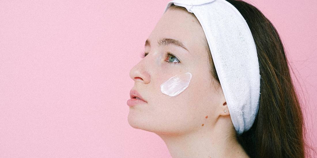 mlada žena koja ima problematičnu pH vrednost kože