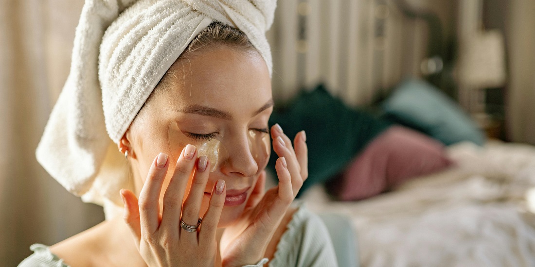 A woman applies serum because she wants to know does skin hydration affect makeup longevity