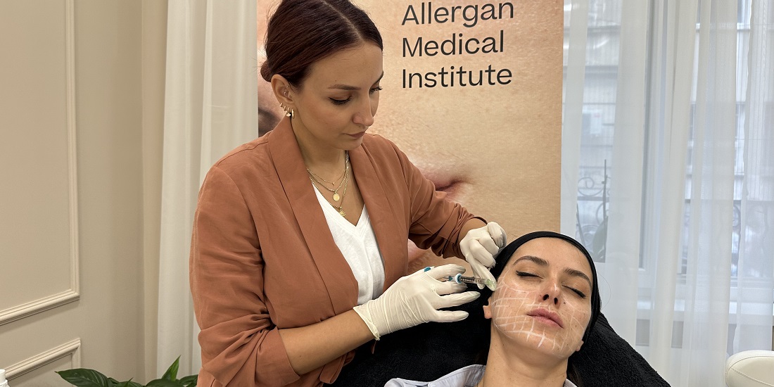 Dr Sara Prlja koristi tretman da postigne volumen jagodica