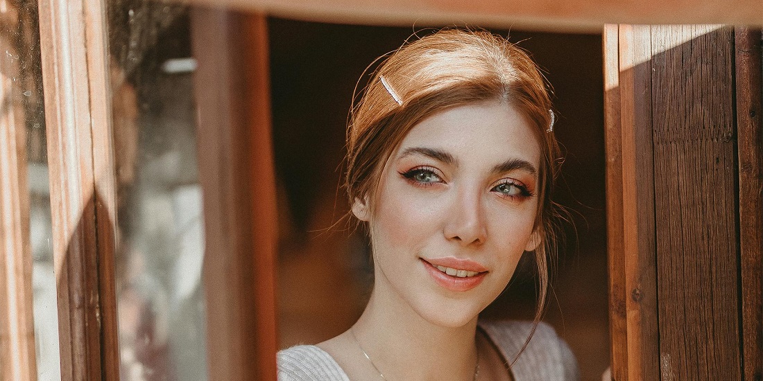 žena sa blistavom kožom