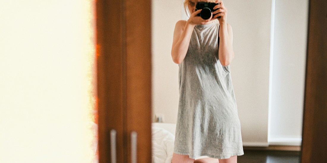 A woman struggling with her body perception.