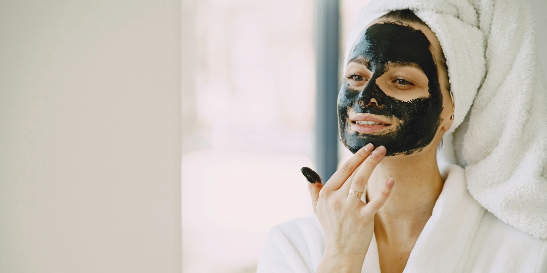 Žena kojoj su potrebni kućni pilinzi ili profesionalni tretmani: