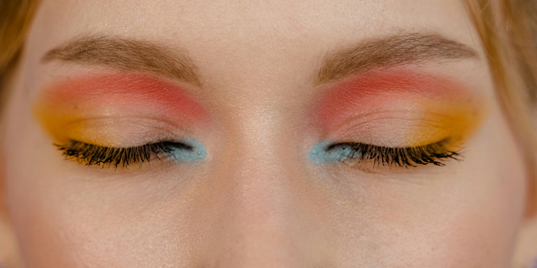 Žena sa šminkom na osetljivoj koži kapaka