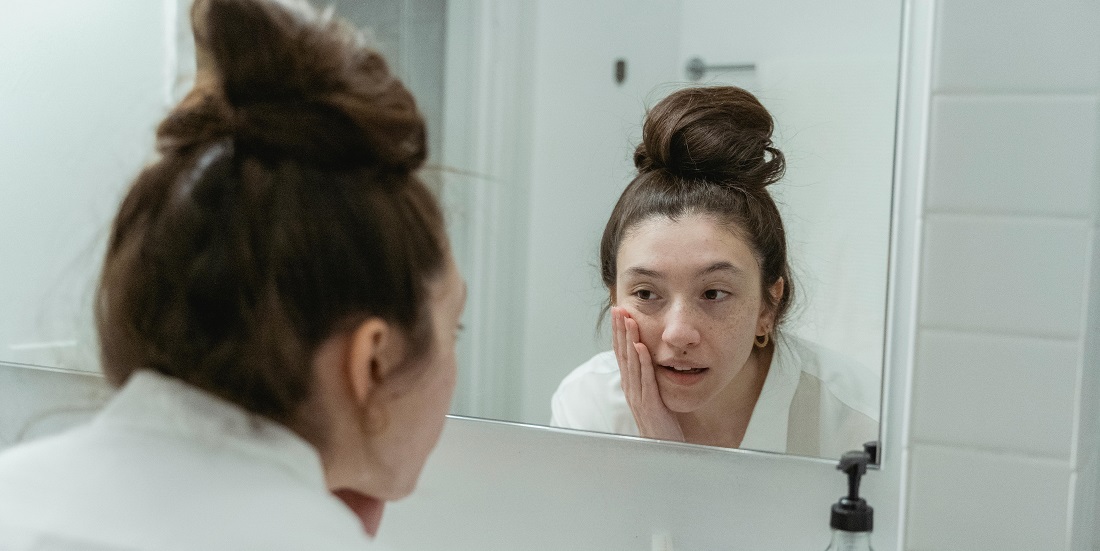 Žena sa pažnjom na promene u volumenu jagodica