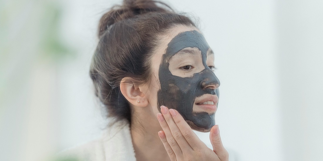 žena koja razmišlja o tome da li su kućni pilinzi ili profesionalni tretmani bolji