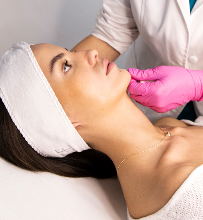 zena radi tretman biorevitalizacije