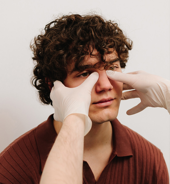 doktor pregleda nos pacijenta