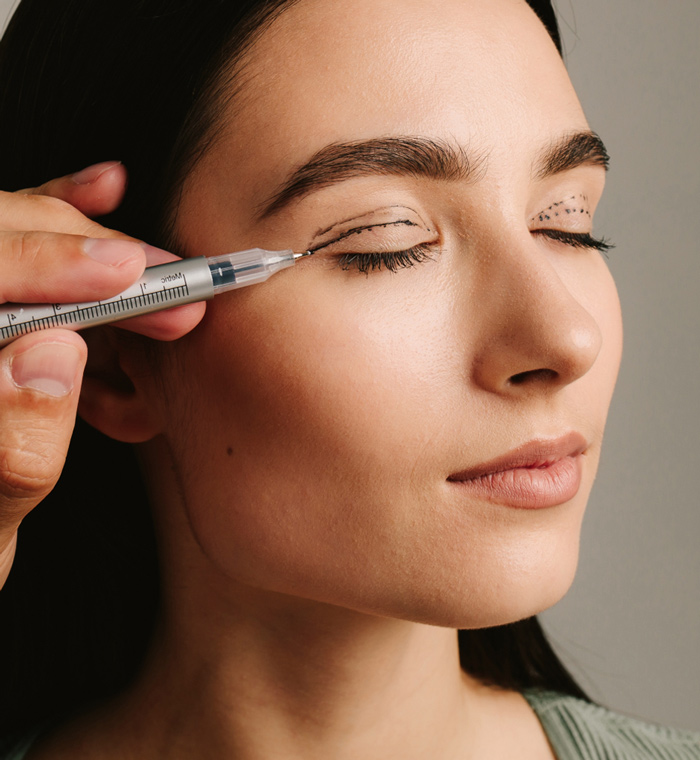 zena na pregledu pre operacije kapaka