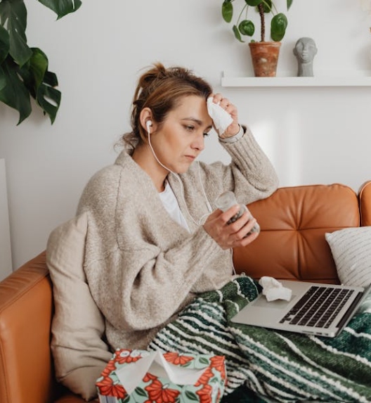 zena se drzi za glavu