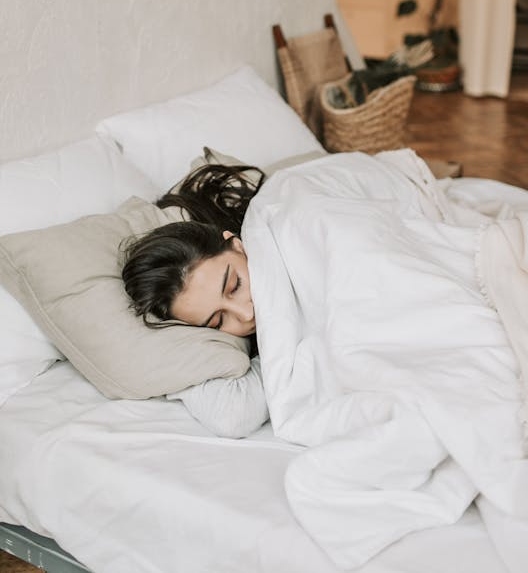 zena u krevetu spava