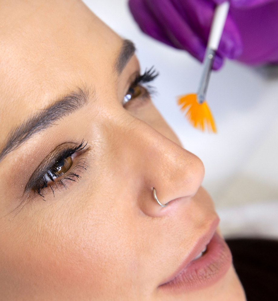 Женщина проводит процедуру химического пилинга.