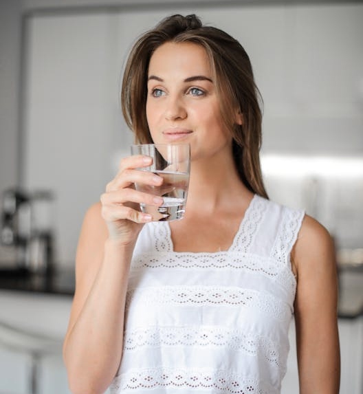 zena drzi casu sa slanom vodom