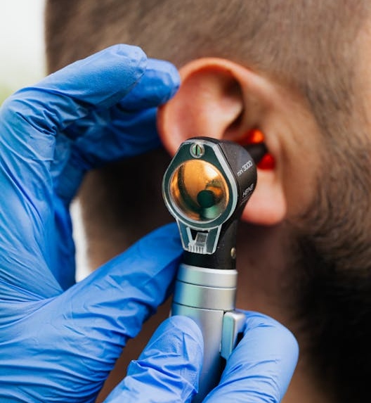 osoba na pregledu uha