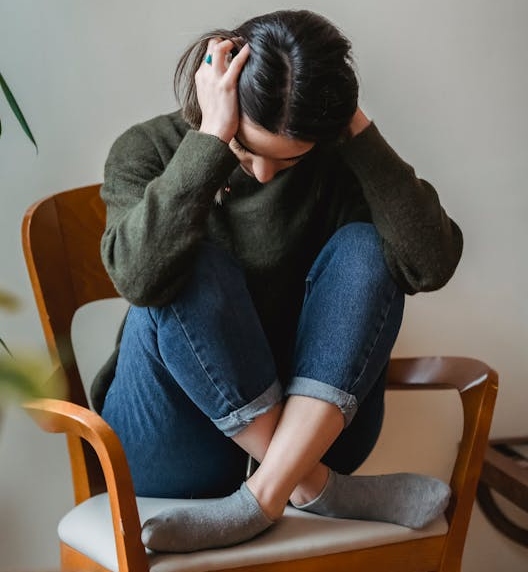 devojka se drzi za glavu