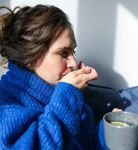 žena koja ima Laringitis pije čaj