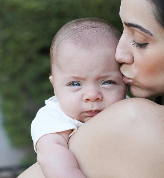 mama drži i ljubi bebu
