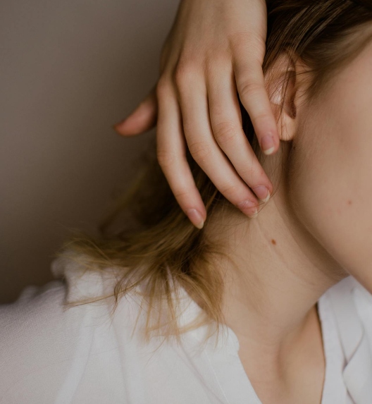 žena sklanja kosu sa vrata