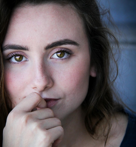 devojka zabrinuto gleda jer joj stres utiče na kožu