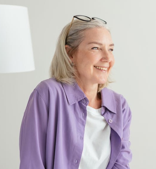 Nasmejana žena uživa u zdravoj koži nakon podmlađivanja kože nakon 50. godine