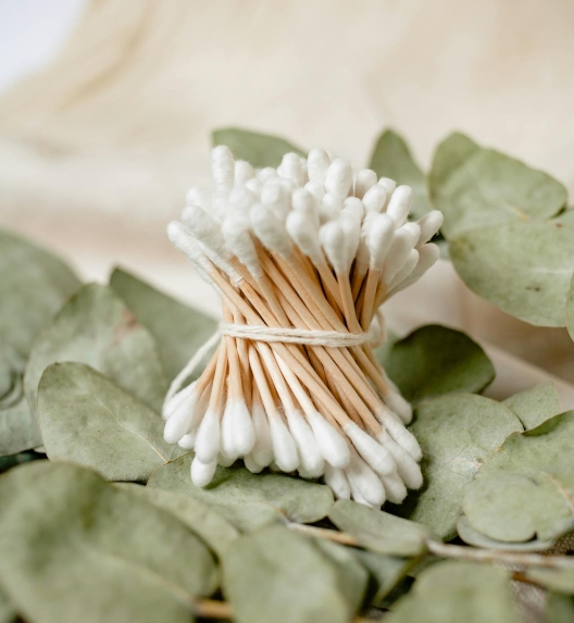 štapići za uši zavezani trakom stoje na lišću