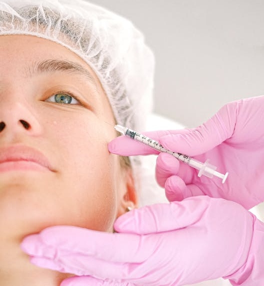 zena na tretmanu lica