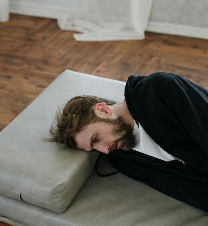 Muškarac leži bočno i izgleda dezorijentisano