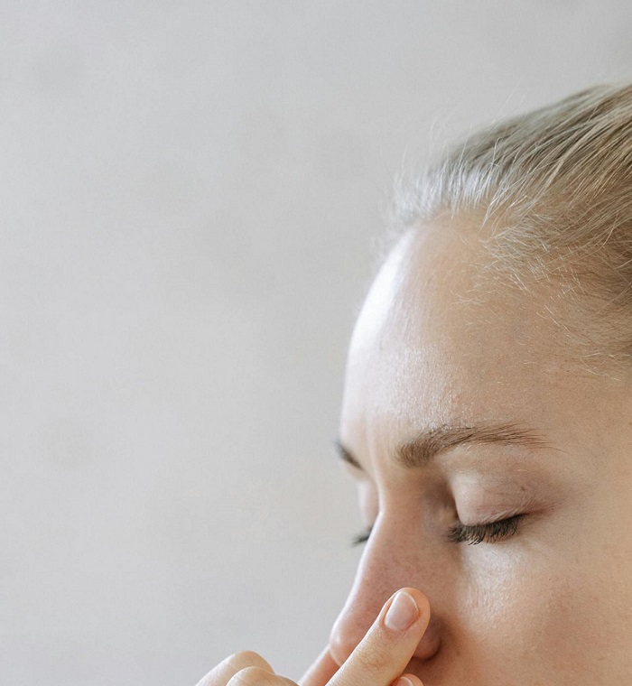 Osoba pokazuje simptome otežanog disanja kroz nos