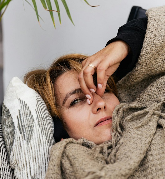 žena koja ima začepljen nos bez prehlade