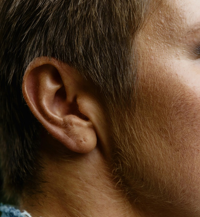 Detaljan prikaz uha muškarca u profilu