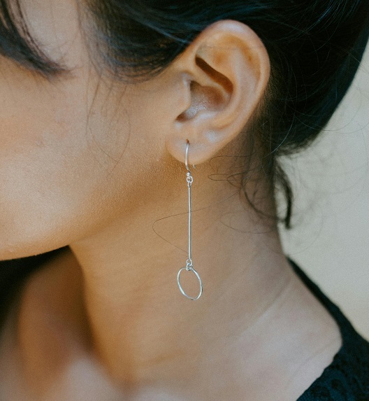 Osoba kojoj je potreban kohlearni implant