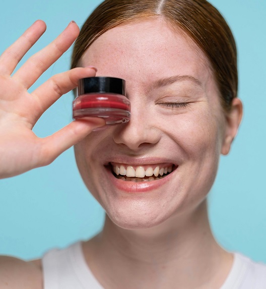 devojka koja pozira sa svojom omiljenom kremom za lice