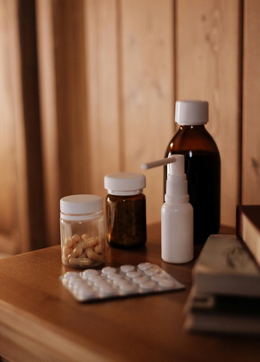 Sprej i lekovi uredno složeni na stolu