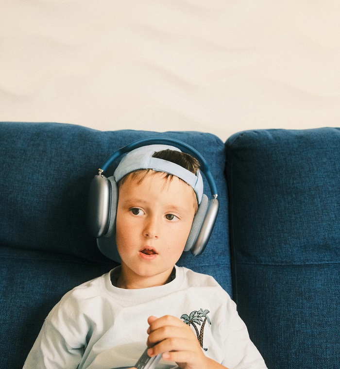 dečak sa slušalicama