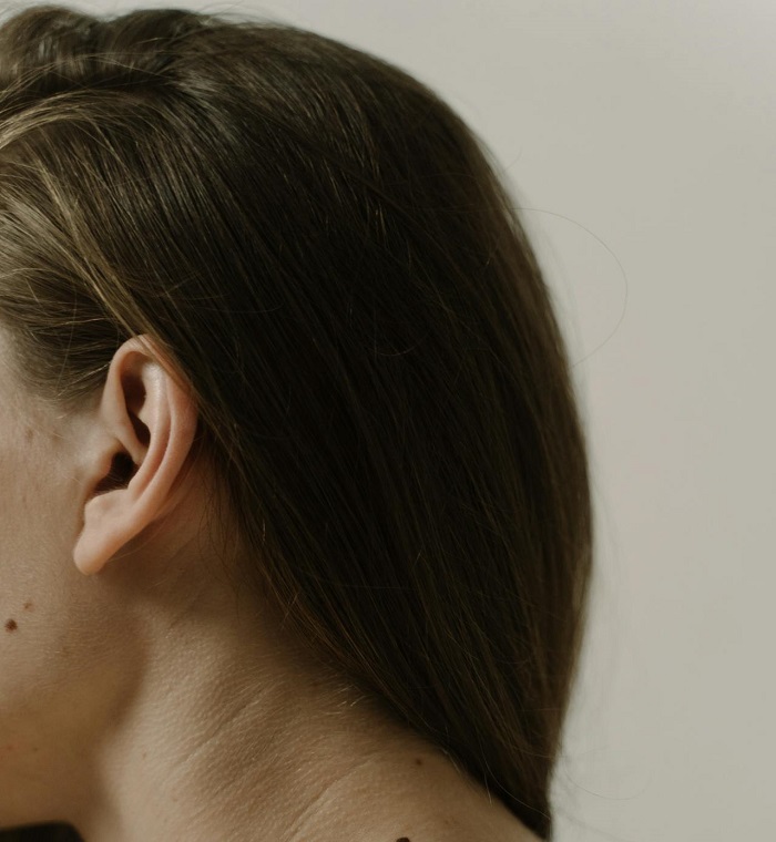 uvo žene sa tamnom kosom