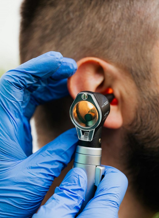 lekar sprovodi preventivni ORL pregled uha kod odrasle osobe