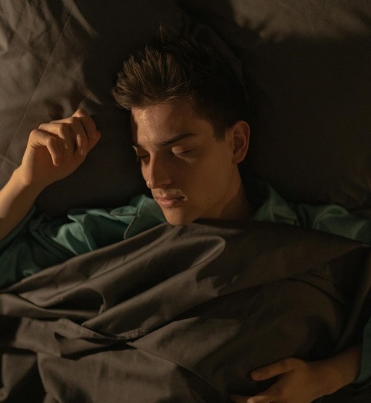 mladić u zelenoj majici u dubokom snu