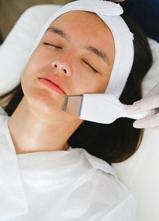 devojka na kozmetičkom tretmanu lica