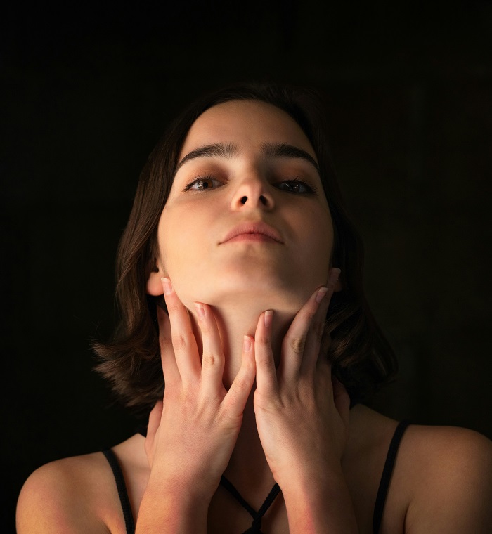 mlada žena koju boli grlo